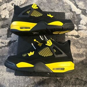 Jordan 4 Yellow Thunder / Size 7 grade school